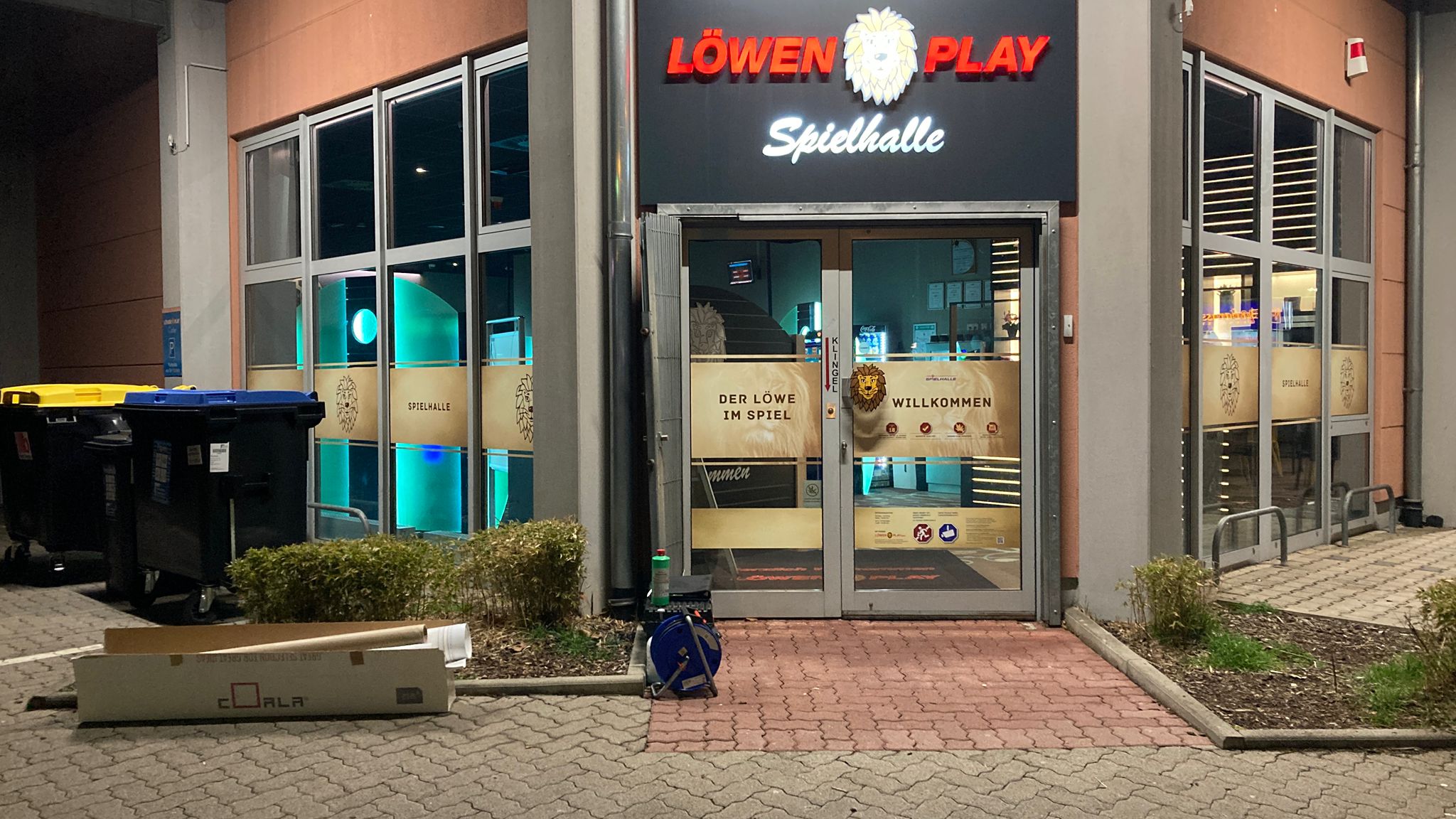 Schaufensterwerbung für Löwenplay Kaiserslautern