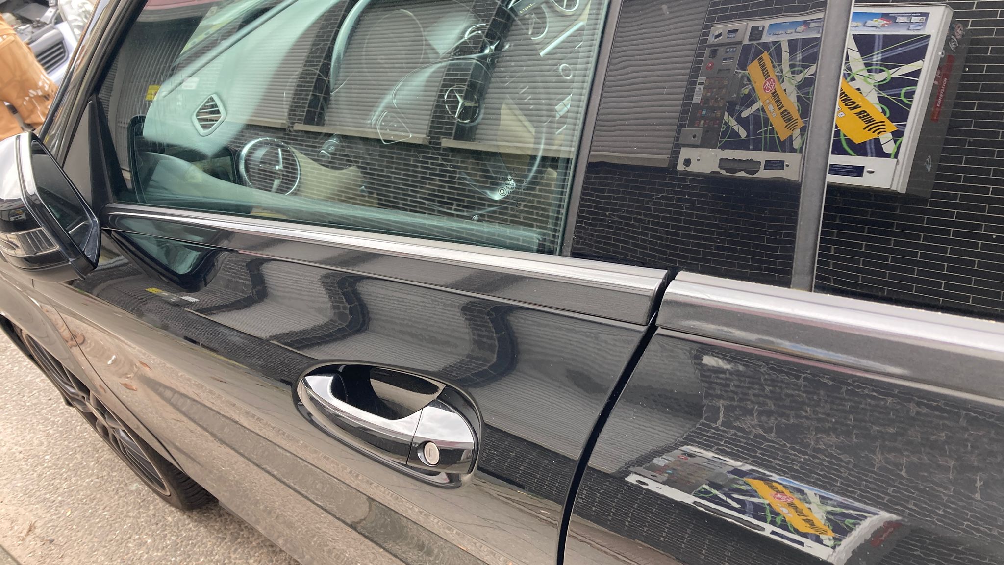 Chrome-Leisten in Schwarz Metallic foliert – dezente Fahrzeugveredelung