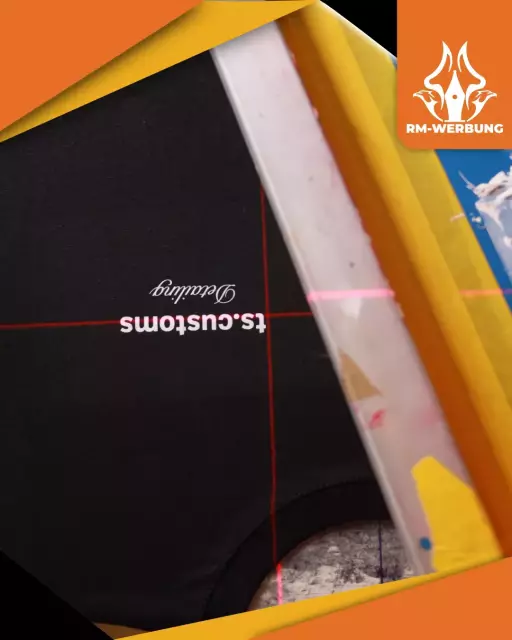 Siebdruck auf schwarzem T-Shirt für ts.customs Detailing mit Laser-Positionierung in der Textildruckerei Kaiserslautern