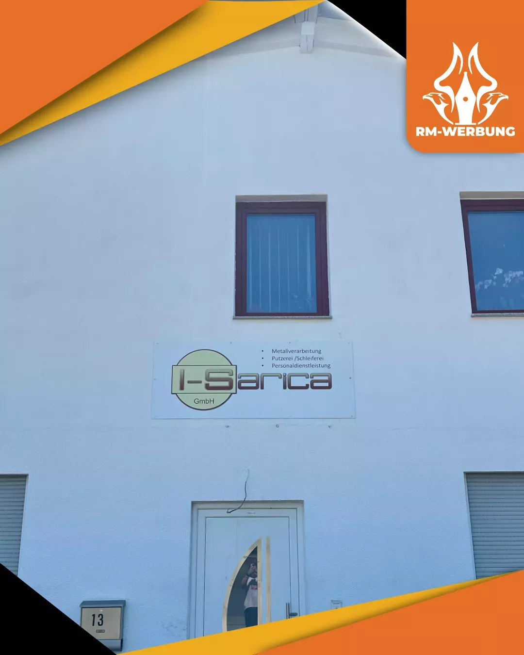 Weißes Firmenschild der I-Sarica GmbH mit Logo und Leistungsbeschreibung, professionell montiert an einer hellen Hausfassade in Sembach von RM-WERBUNG.