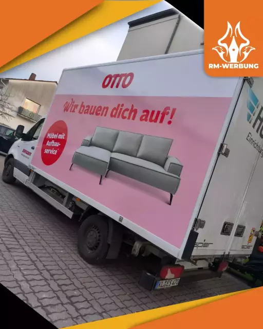 Zwei neu folierte OTTO Transporter von Hermes Einrichtungs Service mit Werbeaufdruck