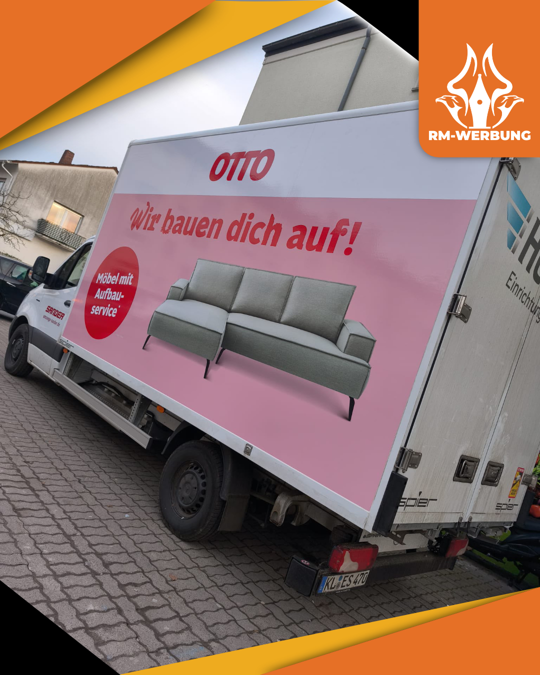 Zwei neu folierte OTTO Transporter von Hermes Einrichtungs Service mit Werbeaufdruck