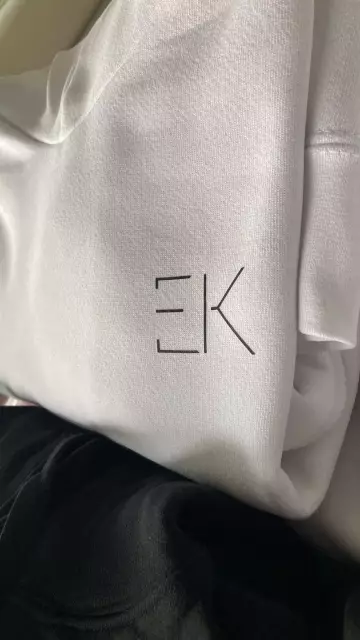 Das Logo besteht aus den stilisierten, geometrischen Buchstaben „EK“ für das EK Hairstudio. I