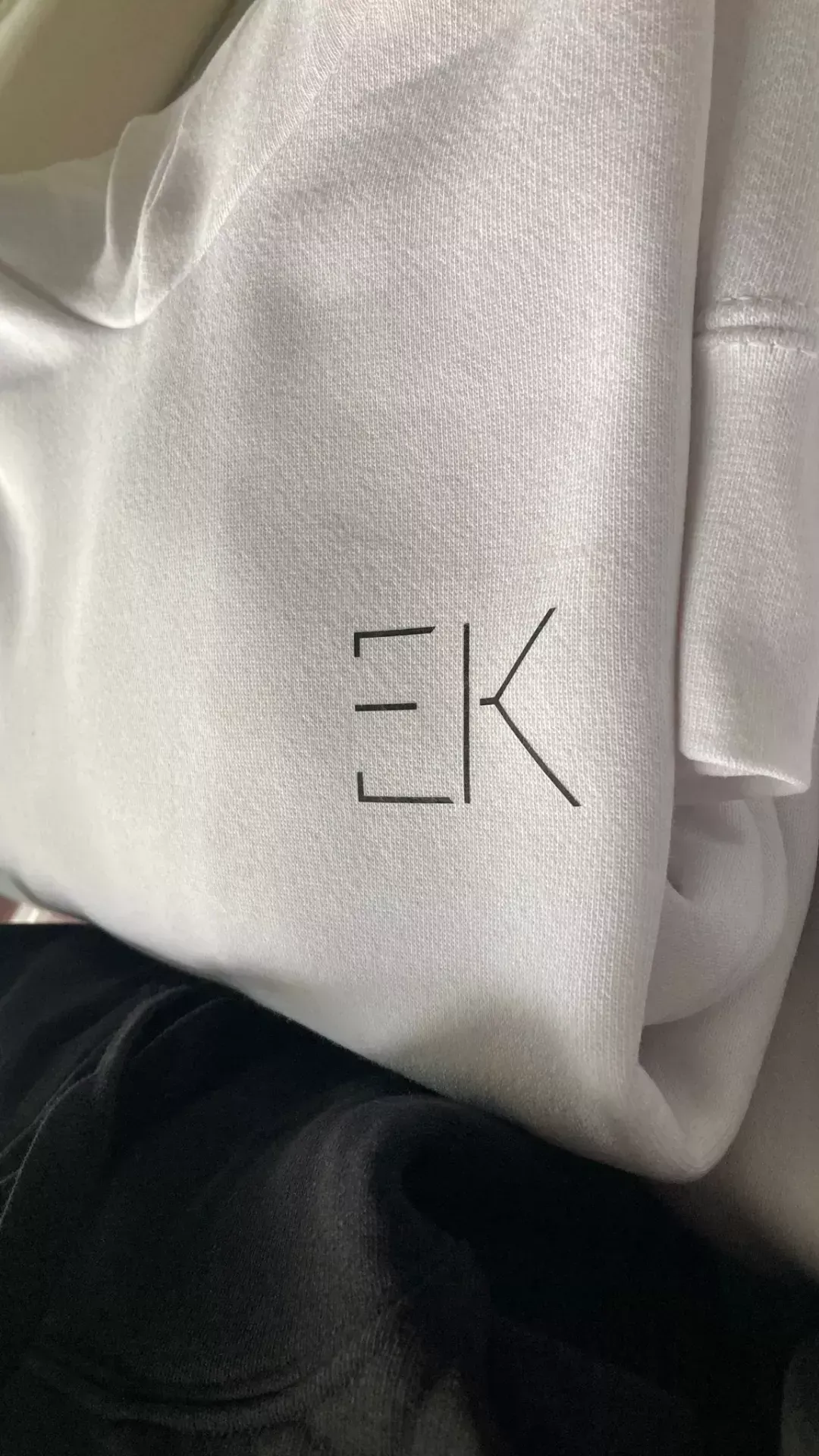 Das Logo besteht aus den stilisierten, geometrischen Buchstaben „EK“ für das EK Hairstudio. I