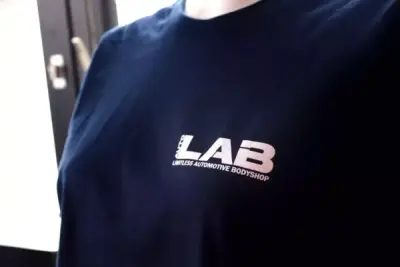 Dunkelblaues Shirt mit AutoLab-Logo im Textildruck