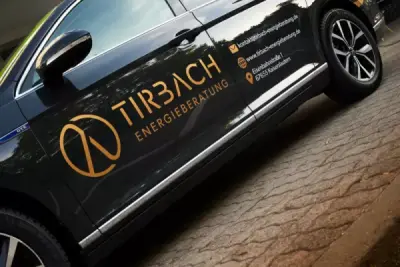 Schwarzer PKW mit goldener Beschriftung für Tirbach Energieberatung