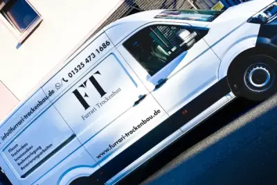 Weißer Transporter mit Beschriftung für Furrari Trockenbau aus Kaiserslautern