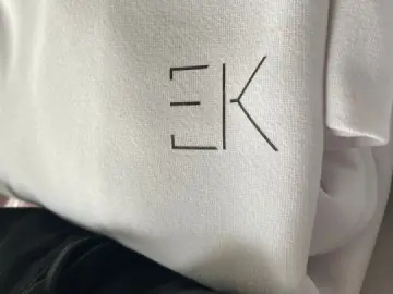 Das Logo besteht aus den stilisierten, geometrischen Buchstaben „EK“ für das EK Hairstudio. I